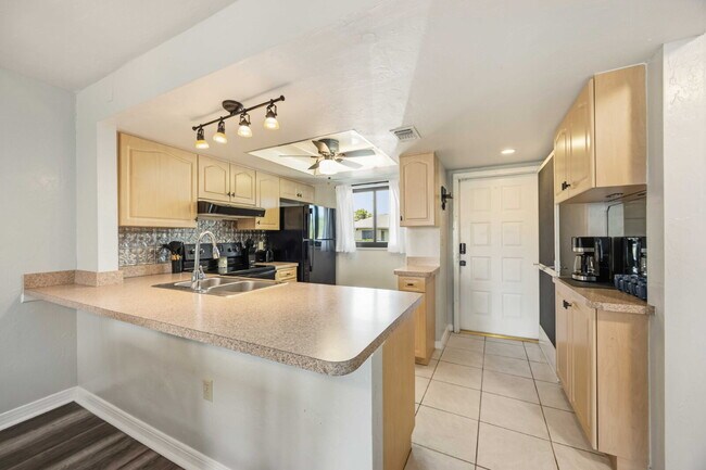 Building Photo - "Charming 2-Bed, 2-Bath Villa in Lake Shore Condominiums"