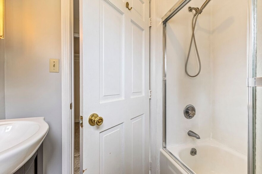 Building Photo - 83 Richardson St