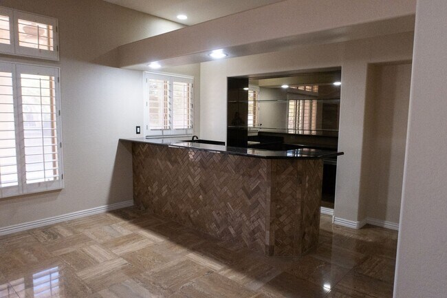 Building Photo - Stunning 5 bed/ 3.5 Bath in Pleasant Valley