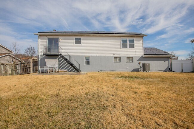 Building Photo - Beautiful 5 BR/3 BA Single-Family Home wit...