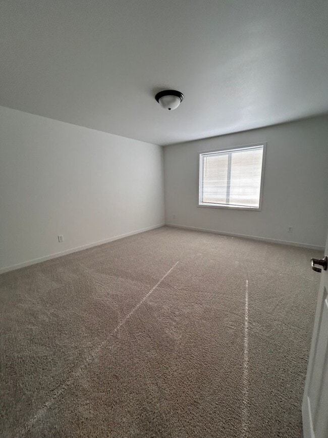 Building Photo - 3 Bed 3 Bath TownHome