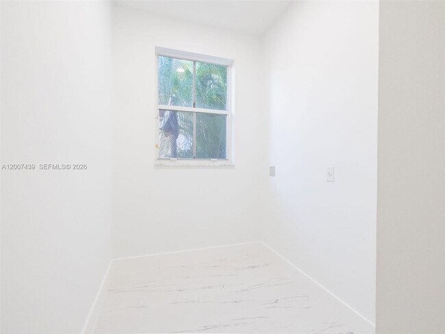 Building Photo - 801 Tanglewood Cir