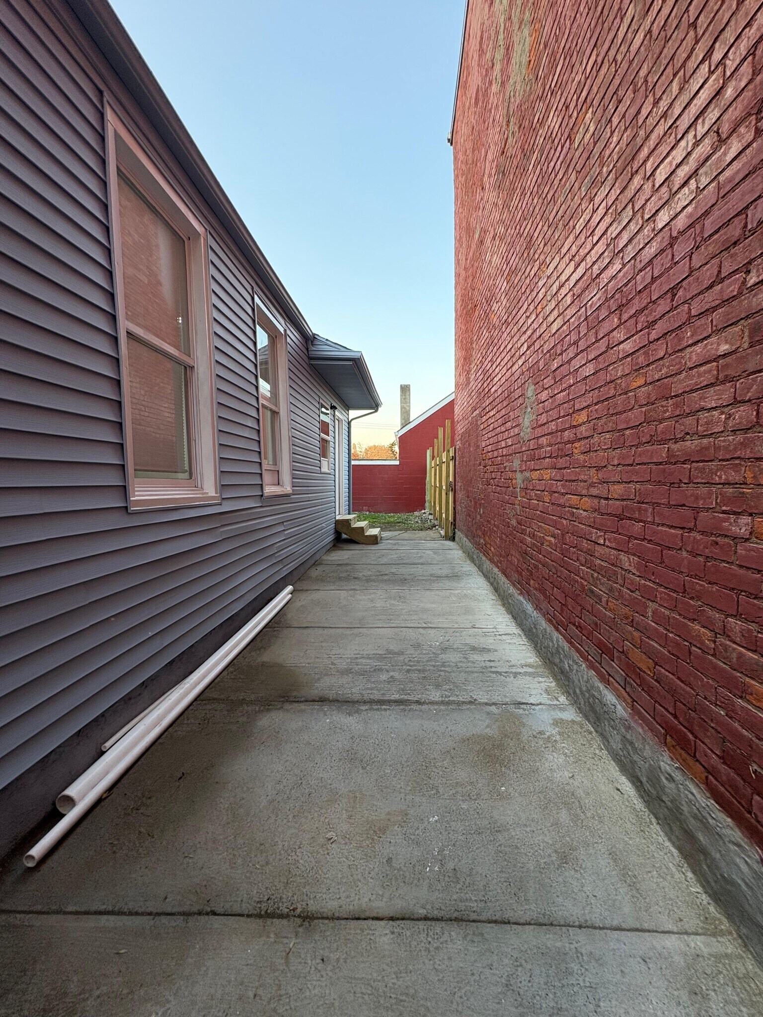 Building Photo - 230 E 10th St