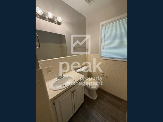 Building Photo - $1,275! 3Bed/ 1.5 Bath House! Located just...