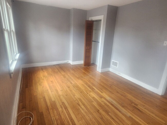 Building Photo - 2 Bedroom 1 bath updated Row Home