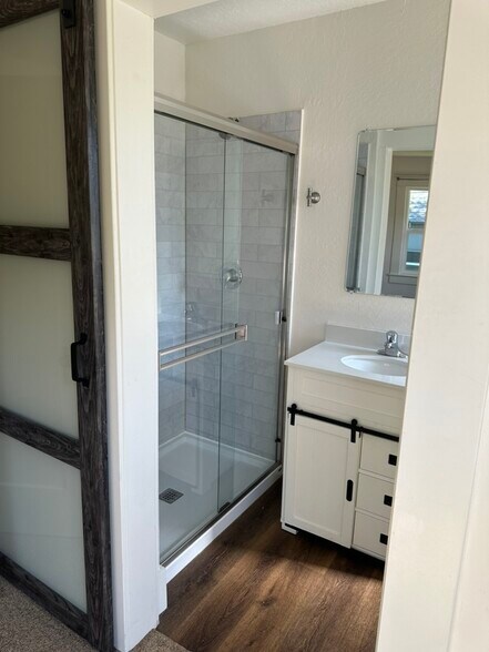 Building Photo - 609 W 11th St