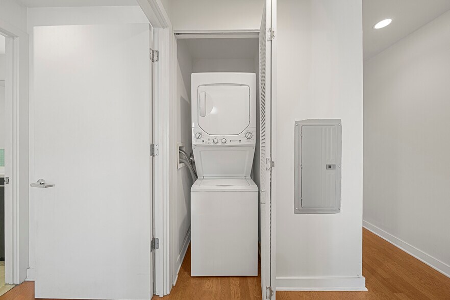 Building Photo - 917 Hudson Park