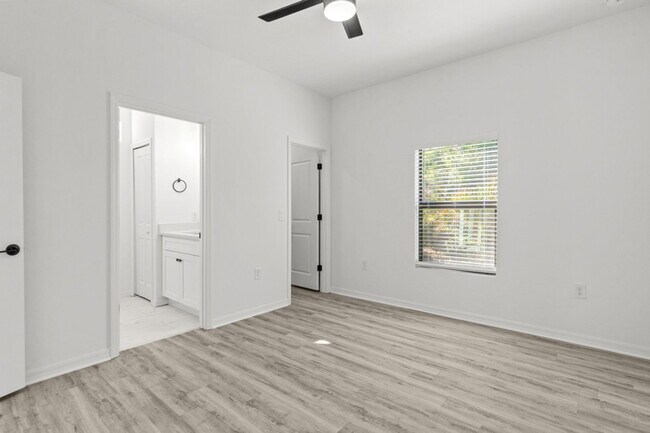 Building Photo - 548 Knapp St