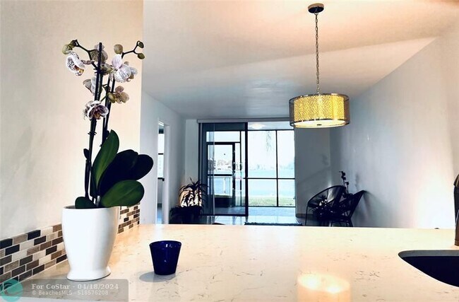 Building Photo - 112 Lake Emerald Dr