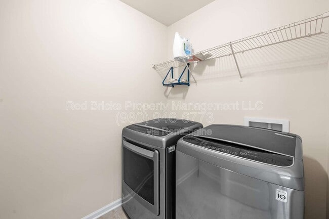 Building Photo - 4860 Pepper Dr