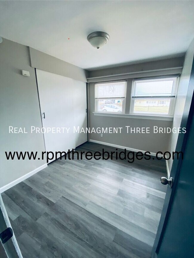 Building Photo - 28 Redwood Dr