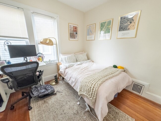 Building Photo - 70 Line St