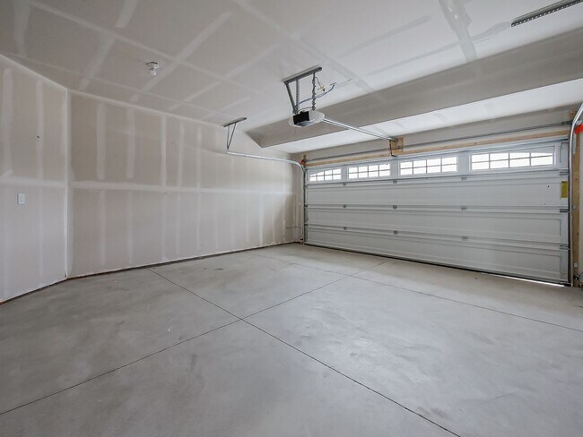 Building Photo - AVAILABLE NOW! Modern Comfort Meets Everyd...