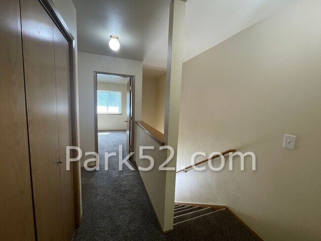 Building Photo - 2 Bedroom University Place Townhome