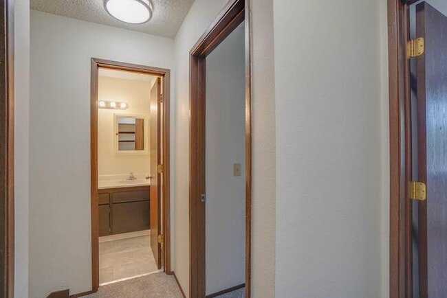 Building Photo - THREE BEDROOM TOWN HOME WITH GARAGE IN HAZEL DELL