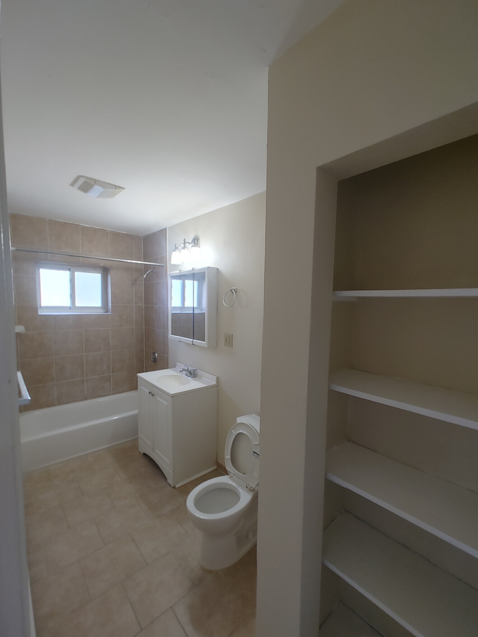 Building Photo - 61 Park Dr