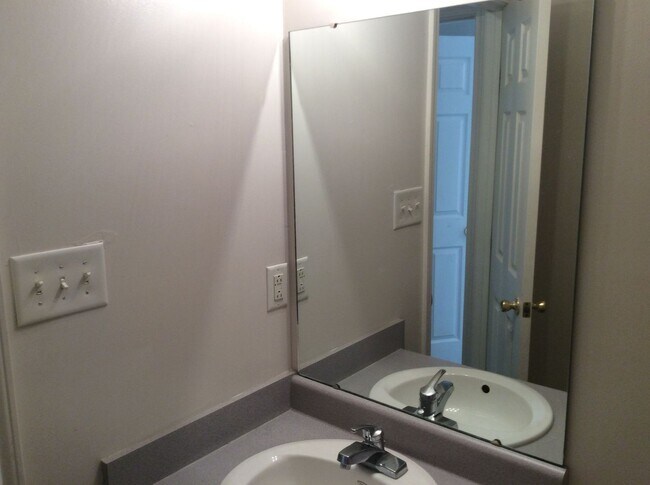 Building Photo - Charming 2-Bedroom, 2-Bath Duplex with Garage