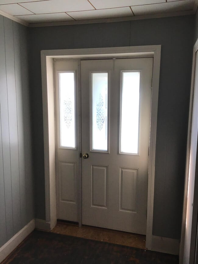 Building Photo - Spacious, Family Friendly, In-Town Home