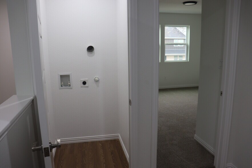 Washer/Dryer Hookup - 5827 Grayson St