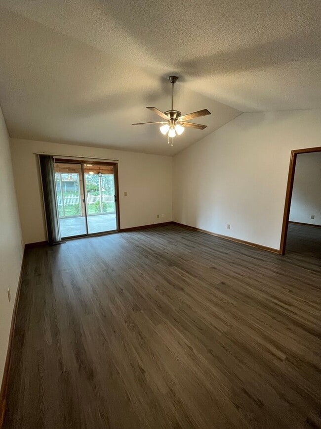 Building Photo - Charming 3-Bedroom Ranch Home with Fenced ...