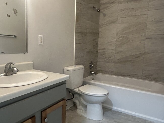 Building Photo - Ivy Circle Apartment