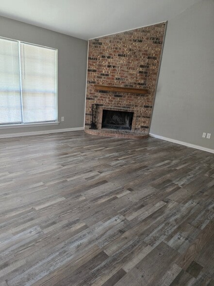 Building Photo - 735 Newport Dr
