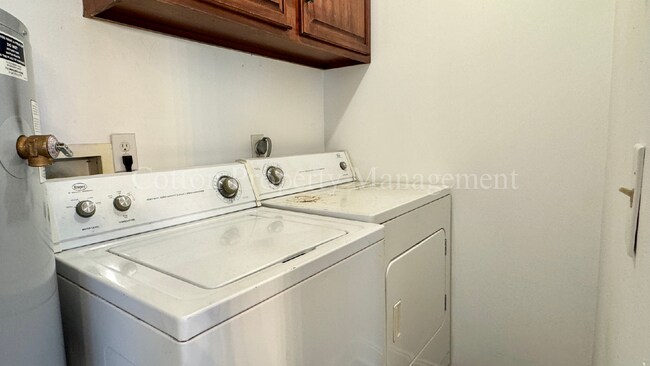 Building Photo - 366 Lullwater Dr