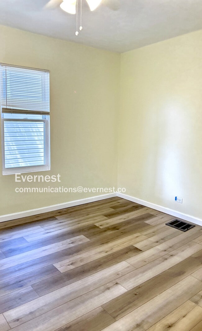 Building Photo - 1050 Holmden Ave
