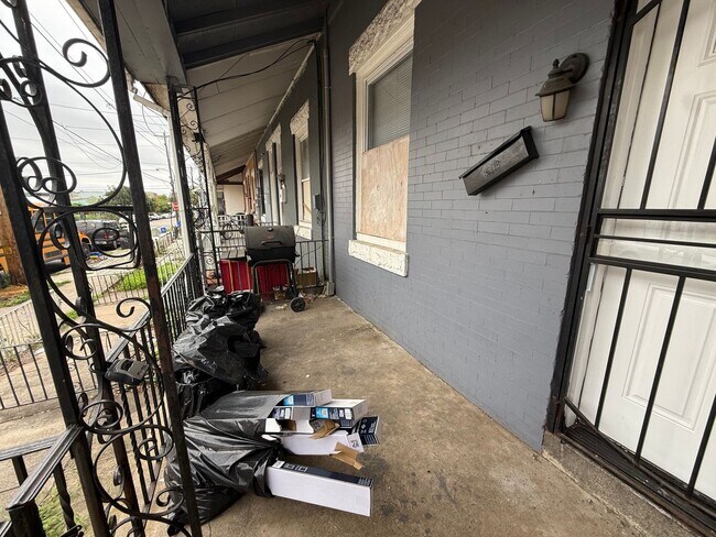 Building Photo - Front Porch Row - West Philadelphia