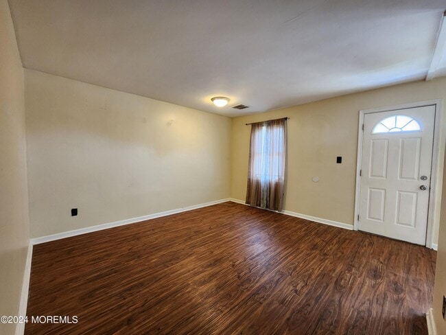 Building Photo - 11 Lincoln Ave