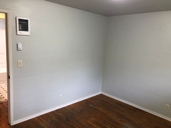 Building Photo - Updated 3 bedroom 1 1/2 bath home with a l...