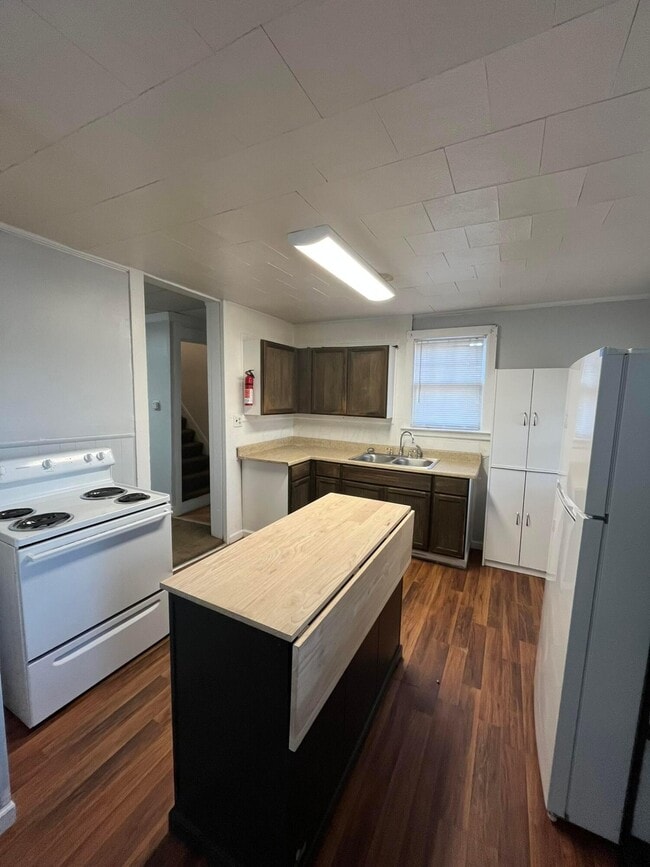 Building Photo - 1227 E Chestnut St