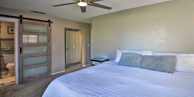 Building Photo - WALK TO THE BEACH! 4 bed, 2 bath, 2 car ga...