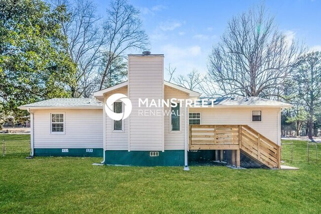 Building Photo - 3 Bedroom Pet-Friendly Home in Center Poin...