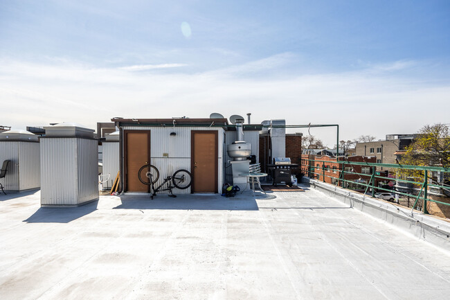 Building Photo - 3205 N Leavitt St