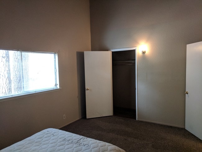 Building Photo - 2518 Knox Ave