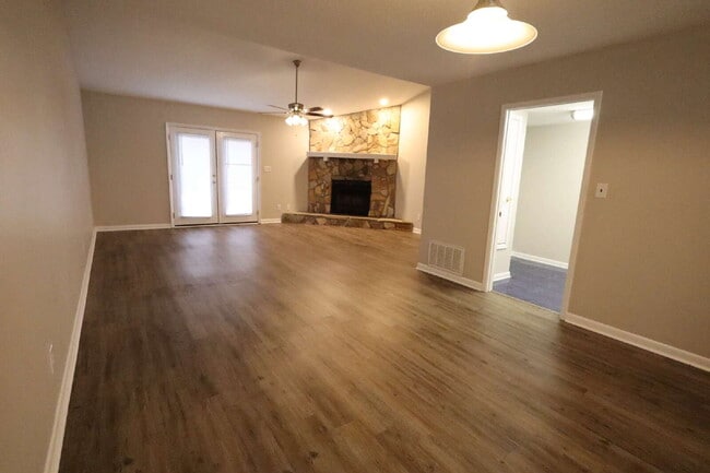Building Photo - "Charming 2-Bed Townhouse with Cozy Fireplace in Prime Fort Walton Beach Location!"