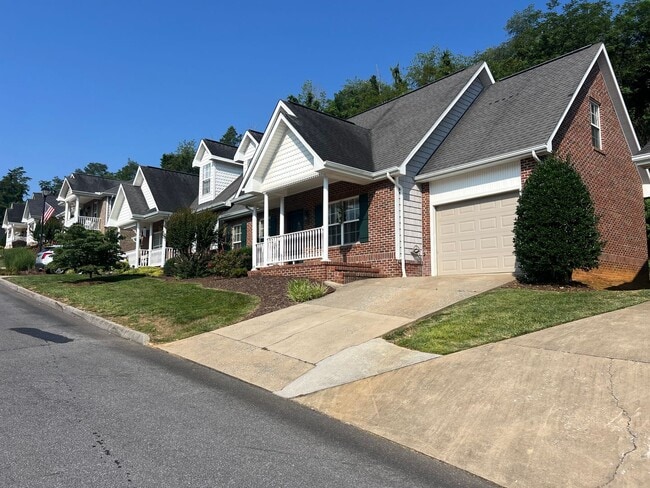 Building Photo - 3 bedroom + loft & 2.5 bedroom  in gated c...