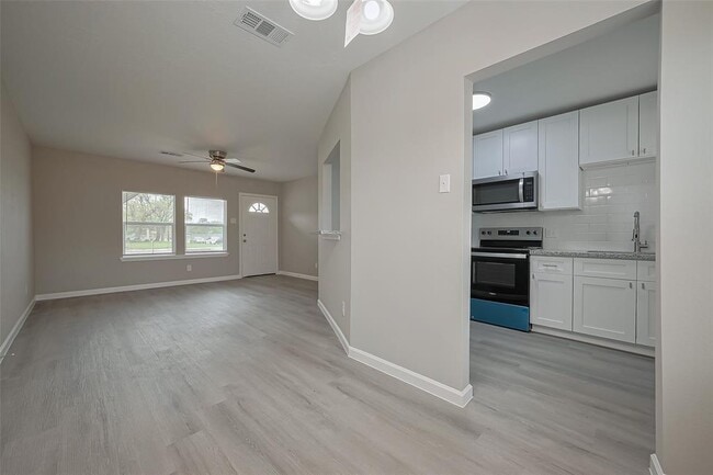Building Photo - 1750 Lynn Ln