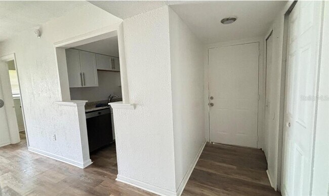 Building Photo - 860 Sky Lake Cir