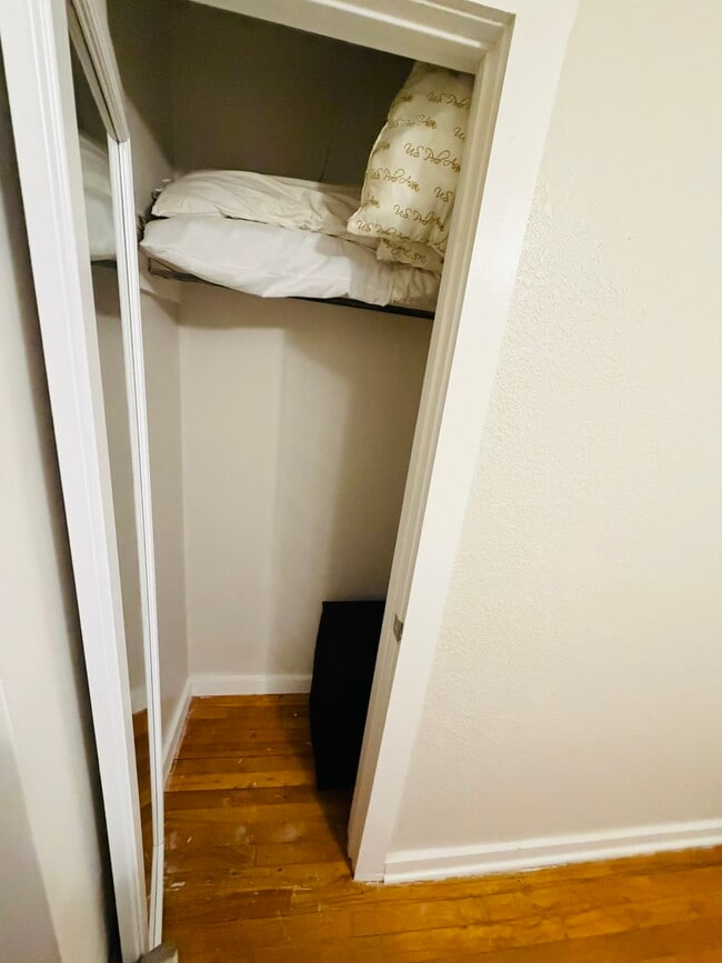 Building Photo - 998 N 6th St