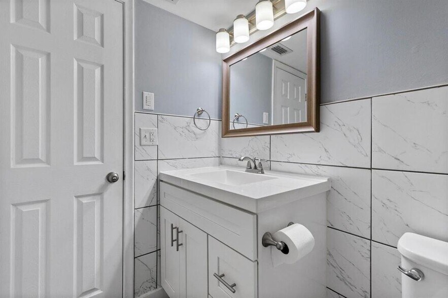 Building Photo - 8406 W Sample Rd