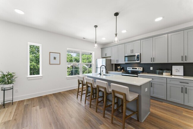 Building Photo - 3 bedroom 3 1/2 bath townhome with 2 car garage in Madison, gated community, Close to I-65/Riverg...