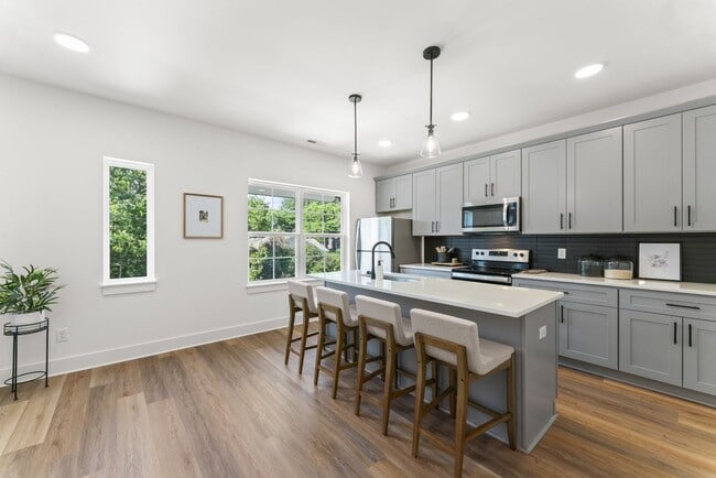 Building Photo - 3BR 3.5 BA townhome with 2 car garage in Madison, gated community, Close to I-65/Rivergate PET FR...