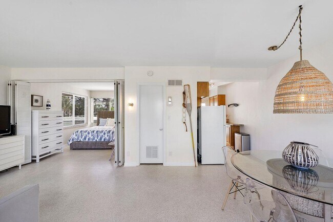 Building Photo - 1221 Hillsboro Mile