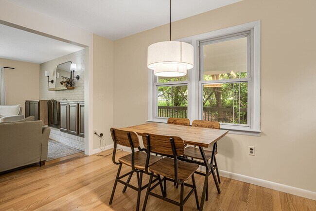 Building Photo - Royal Pines Gem with Private Fenced Yard