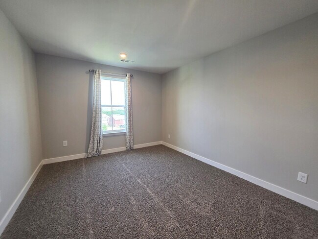 Building Photo - 3 Bedroom, 2.5 Bath End Unit Townhome on C...