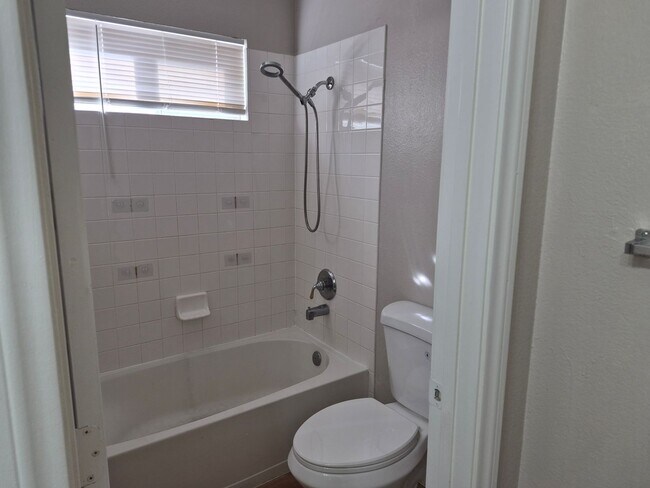 Building Photo - 812 Bow Creek Ln