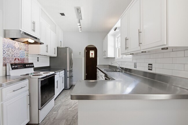 Building Photo - 2516 Shirley Ave