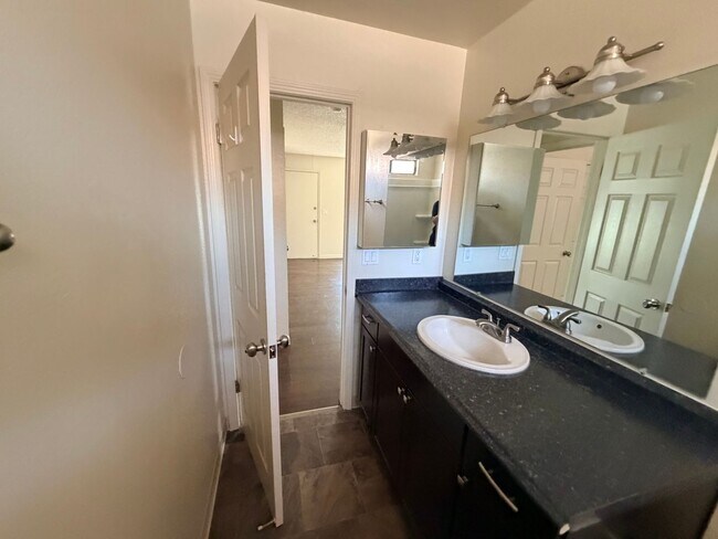 Building Photo - Reno Duplex - 1 Pet Friendly, Garage, Dishwasher, Washer/Dryer Hookups, Central A/C